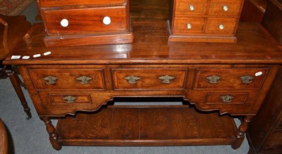 Lot 562 - An oak dresser