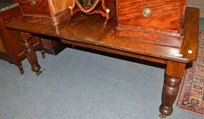 Lot 626 - An oak wind-out dining table