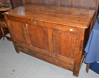 Lot 647 - An 18th century oak mule chest with hinged lid