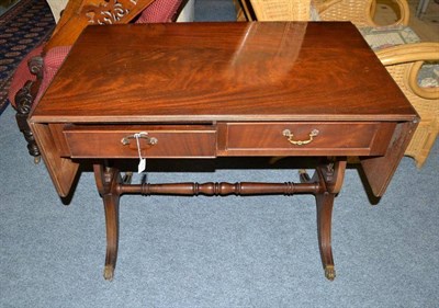 Lot 814 - A reproduction mahogany sofa table