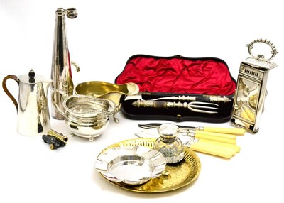 Lot 5167 - A quantity of plated wares including a cased cheese scoop, portable candle lamp, spirit flask etc
