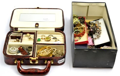 Lot 5551 - A quantity of jewellery including 9ct gold lady's wristwatch, silver and gold rings, costume...