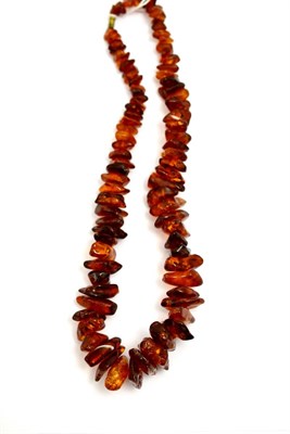 Lot 5585 - An amber bead necklace