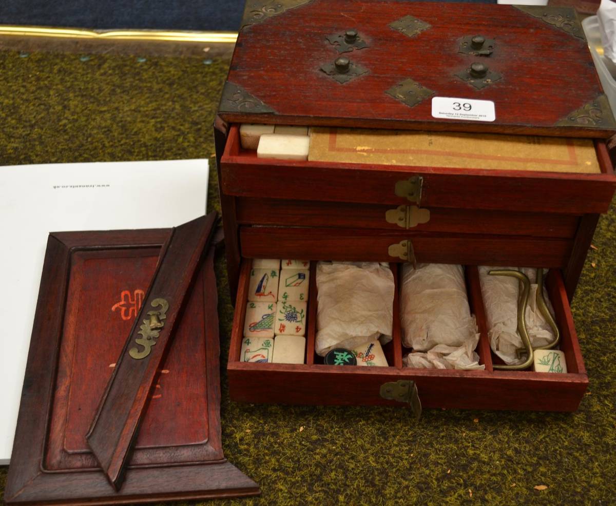 Lot 39 - A 1920's bone mahjong set