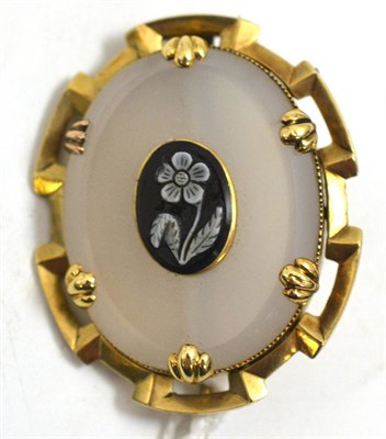 Lot 60 - Hardstone cameo and chalcedony brooch