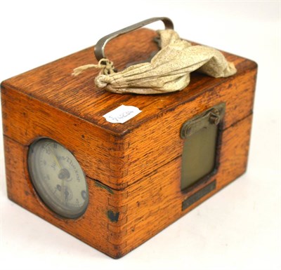 Lot 125 - An unusual oak cased pigeon racing clock by Jundes-Thexor