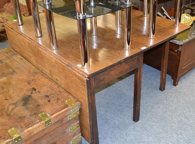 Lot 1040 - Oak gateleg table