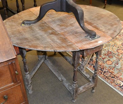 Lot 1424 - 18th century oak drop leaf table