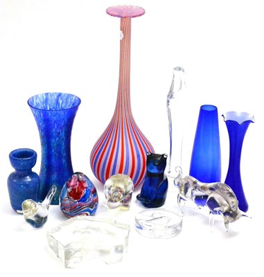 Lot 118 - A tray of modern glass including paperweights, vases, a Daum glass figure etc