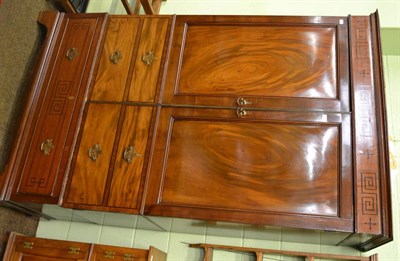 Lot 836 - A Georgian mahogany linen press