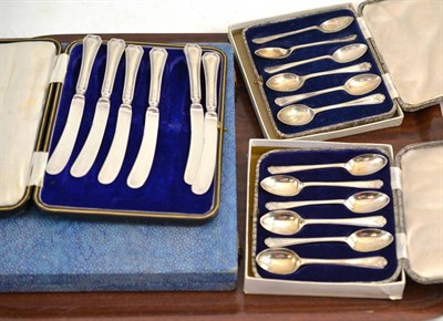 Lot 75 - Two sets of silver golfing teaspoons, silver handled knives and plated spoons