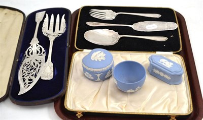 Lot 284 - Cased set of Victorian plated fish servers, Viners cased cake servers and three pieces of...