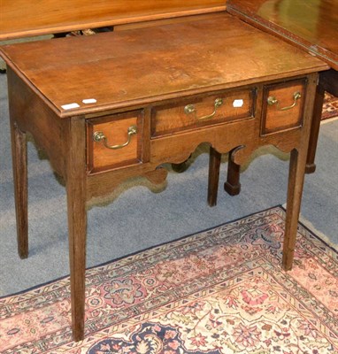 Lot 1336 - An oak lowboy