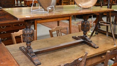 Lot 1371 - Titchmarsh & Goodwin style oak coffee table