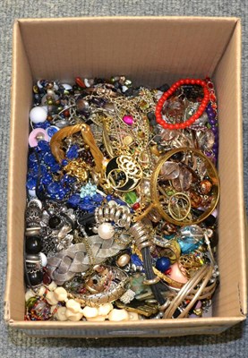 Lot 104B - A large quantity of costume jewellery