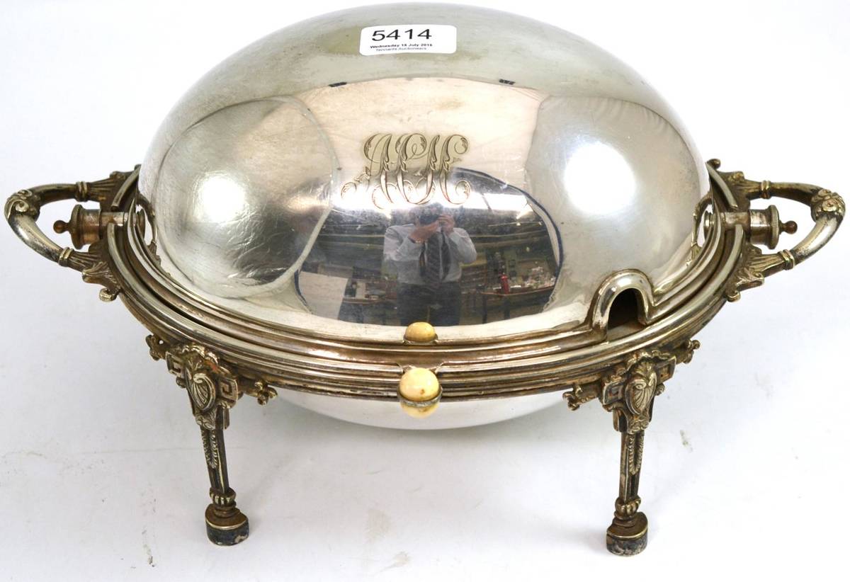 Lot 5414 - A Walker & Hall silver plated revolving breakfast dish