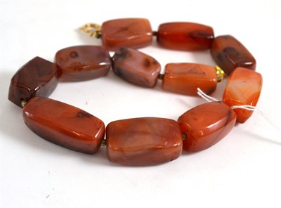 Lot 64 - An agate necklace