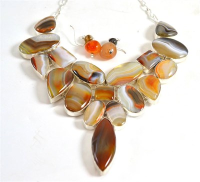 Lot 73 - An agate necklace and pair of earrings