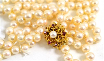 Lot 88 - A strand of even cultured pearls with 9ct gold set clasp