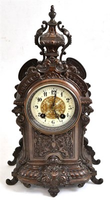 Lot 152 - A striking mantel clock