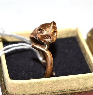 Lot 380 - A cat ring