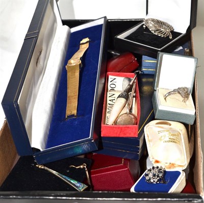 Lot 392 - A box of assorted costume jewellery including rings, watches, beads, etc