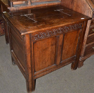 Lot 557 - Small oak coffer