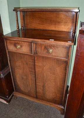 Lot 581 - Reproduction mahogany chiffonier