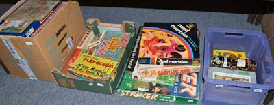 Lot 689 - A collection of assorted games and pastimes