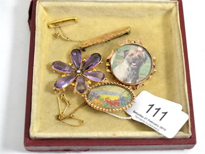 Lot 111 - Five assorted brooches