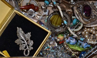 Lot 122 - Assorted costume jewellery