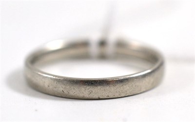 Lot 141 - A platinum band ring