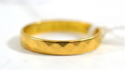Lot 142 - An 18ct gold facetted band ring
