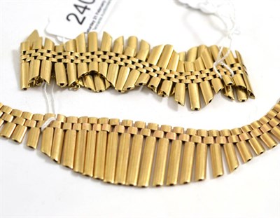 Lot 240 - A 9ct gold fringe necklace and bracelet