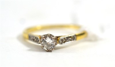 Lot 269 - A diamond set ring