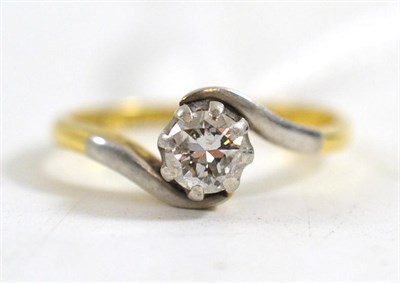 Lot 301 - A diamond set ring