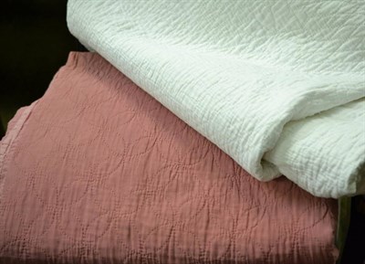 Lot 386 - Dark pink reversible quilt, 190cm x 230cm; and a white quilt, 220cm x 230cm (2)