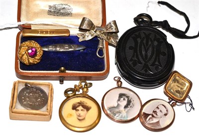 Lot 390 - Three lockets, four brooches etc