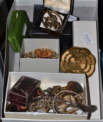 Lot 442 - A mourning brooch, three rings, a locket and a small quantity of costume jewellery etc