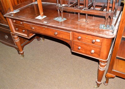 Lot 547 - Victorian mahogany washstand