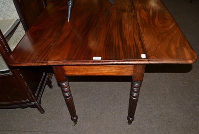 Lot 550 - A 19th century Pembroke table