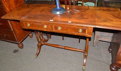 Lot 579 - Reproduction mahogany sofa table