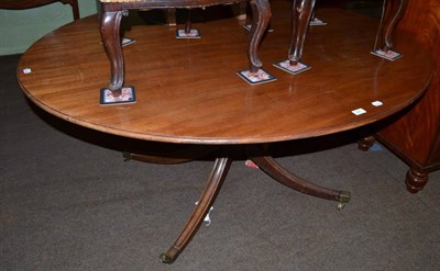 Lot 581 - A George III mahogany oval breakfast table