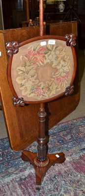 Lot 642 - A William IV mahogany pole screen