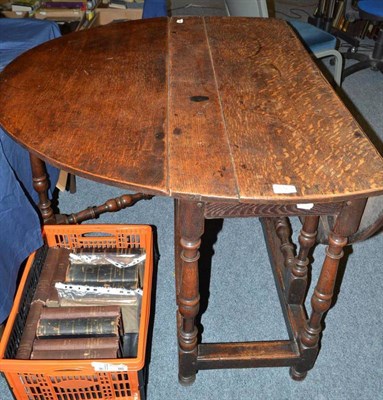 Lot 816 - An 18th century drop leaf oak dining table