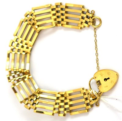 Lot 19 - A 9ct gold gate bracelet