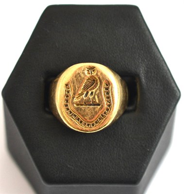 Lot 45 - A gold signet ring stamped '9CT', engraved with a crest and motto