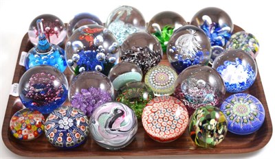 Lot 64 - A tray of assorted paperweights including Perthshire etc