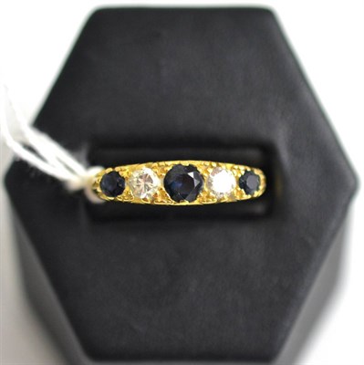 Lot 171 - A sapphire and diamond ring