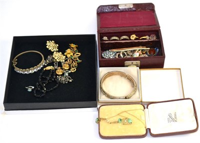 Lot 180 - A collection of assorted costume jewellery including various earrings, brooches, pendants etc